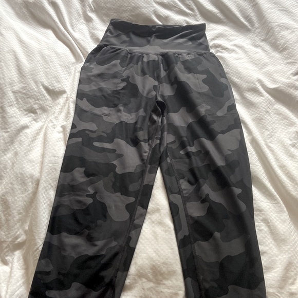 Two pairs of Old navy active elevate legging joggers camo and green - Picture 2 of 7